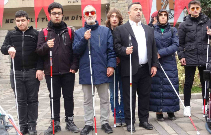 Fotoğrafta, görme engelli bireyler ellerinde beyaz bastonu tutarak Beyaz Baston Dünya Engelliler Günü etkinliğini gerçekleştiriyorlar.