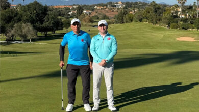 Fotoğrafta, engelli Milli Golf Sporcusu Mehmet Kazan ve antrenörü İdris Topar yer alıyor. Golf yapılan yeşil alan üzerinde koltuk değneği ile ayakta duran Mehmet Kazan spor için gerekli ekipmanları ile birlikte bekliyor.