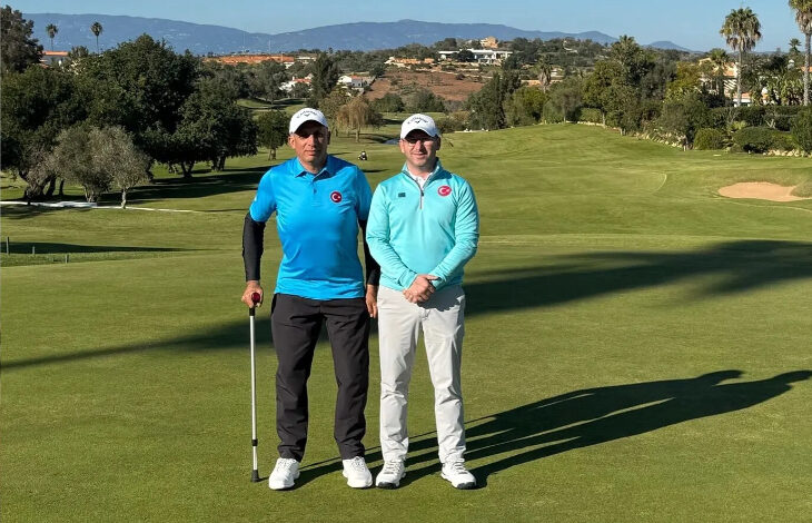 Fotoğrafta, engelli Milli Golf Sporcusu Mehmet Kazan ve antrenörü İdris Topar yer alıyor. Golf yapılan yeşil alan üzerinde koltuk değneği ile ayakta duran Mehmet Kazan spor için gerekli ekipmanları ile birlikte bekliyor.