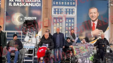 Fotoğrafta, AKP Sakarya İl Başkanlığı önünde engelli bireyler tekerlekli sandalye ve engelli araçları ile basın açıklaması gerçekleştiriyor.