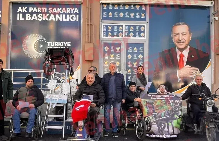 Fotoğrafta, AKP Sakarya İl Başkanlığı önünde engelli bireyler tekerlekli sandalye ve engelli araçları ile basın açıklaması gerçekleştiriyor.