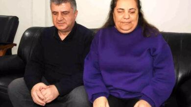 Fotoğrafta, görme engelli öğretmenler Ayben Katırcı ve Zeki Katırcı yan yana oturuyor.