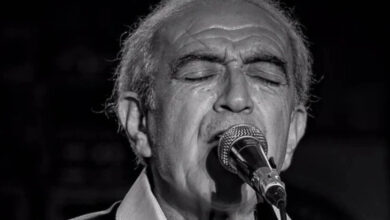 Fotoğrafta, ünlü sanatçı Edip Akbayram önündeki mikrofon aracılığıyla bir konserde şarkı söylüyor. Fotoğrafın arka planı ve Edip Akbayram'ın yüzü siyah bir tonla hüzünlü bir görünüm elde edilmiş.