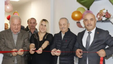 Fotoğrafta, engelli girişimci ve İŞKUR yetkilileri işyerinin içerisinde kurdele keserek açılış yapıyorlar.