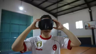 Golbol Kadın Milli Takımı'nın başarılı oyuncusu Şeydanur Kaplan, üzerinde Milli Takım forması giyili ve gözünde siyah bir bant var.