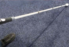 Fotoğrafta, görme engelli bireyler için yeni tanıtılan akıllı bastonlardan son teknoloji olan görselde yer alıyor. Fotoğraftaki beyaz bastonu ucunda tekerlek benzeri bir yapı var.