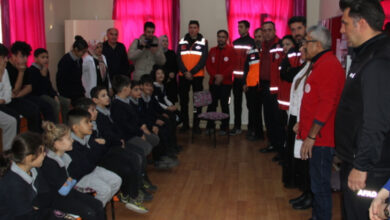 İşitme engelli öğrenciler ve afet farkındalık eğitimi verecek olan görevliler sınıfta bir arada bulunuyorlar.