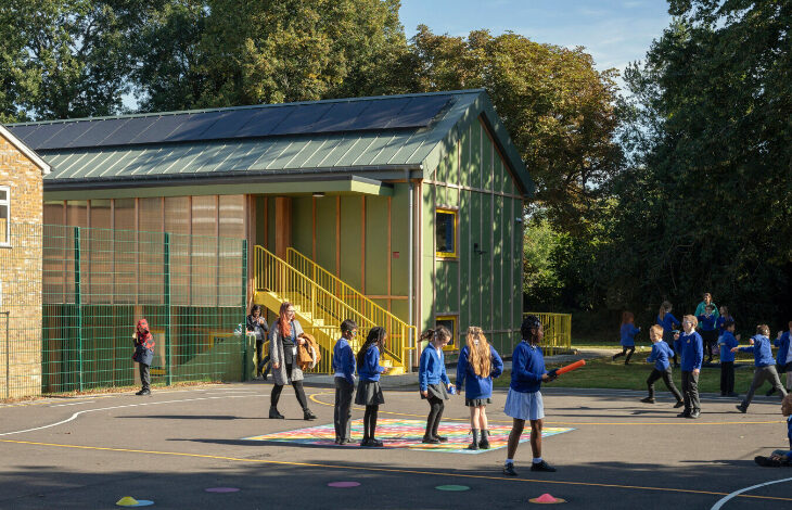 Manalo & White, İngiltere St Albans'taki Heathlands School'un fotoğrafı yer alıyor.