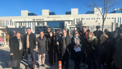 Sağlık Hizmetleri Sendikası ve Görme Engelli Evrensel Hukukçular Derneği, üyeleri ile birlikte engelli bireylerin katılımıyla Danıştay önünde basın açıklaması gerçekleştiriliyor.