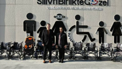 Silivri Belediyesi'nin görevli personelleri ve engelli bireyler için dağıtıma hazırlanan tekerlekli sandalyeler yan yana dizilmiş biçimde fotoğrafta yer alıyor.