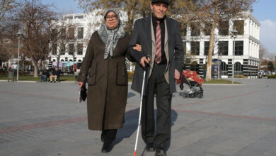 Türkiye Görme Engelliler Federasyonu Golbol Asbaşkanı Mustafa Kandemir ve eşi Gülhan Kandemir koluna girmiş şekilde yürüyorlar.