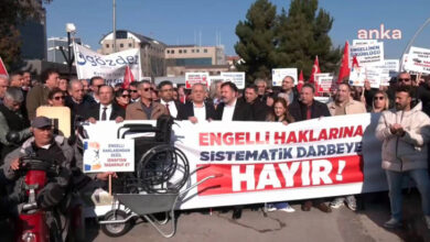 Fotoğrafta, geniş ve büyük bir pankartın arkasında yer alan engelli bireyler basın açıklaması gerçekleştiriyorlar.