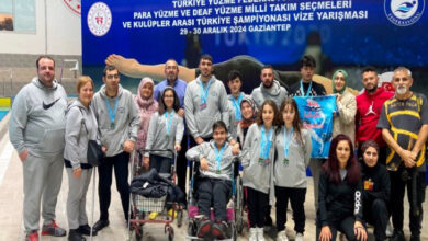 Türkiye Yüzme Federasyonu Para Yüzme ve DEAF yüzme milli takım seçmeleri ve kulüpler arası Türkiye Şampiyonası Vize Yarışması sonrası Manisalı yüzücüler birlikte toplu fotoğraf çekimi gerçekleştiriyorlar.