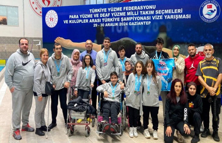 Türkiye Yüzme Federasyonu Para Yüzme ve DEAF yüzme milli takım seçmeleri ve kulüpler arası Türkiye Şampiyonası Vize Yarışması sonrası Manisalı yüzücüler birlikte toplu fotoğraf çekimi gerçekleştiriyorlar.