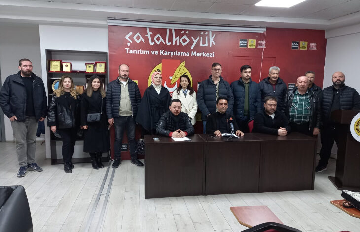 Bir grup insanın katıldığı bu görselde, "Çatalhöyük Tanıtım ve Karşılama Merkezi" yazılı bir arka plan önünde basın açıklaması yapılıyor. Katılımcılar arasında farklı yaş ve cinsiyetlerden bireyler bulunuyor. Çoğu kişi ayakta, ön sıradaki birkaç kişi ise masada oturuyor ve mikrofon dikkat çekiyor. Oda sade bir şekilde dekore edilmiş, yan tarafta plaketlerin sergilendiği bir dolap ve kürsü yer alıyor. Bu toplantı, engelli bireylerin eğitimi ve rehabilitasyonu konusuyla ilgili bir çağrı veya duyuru niteliğinde görünüyor.