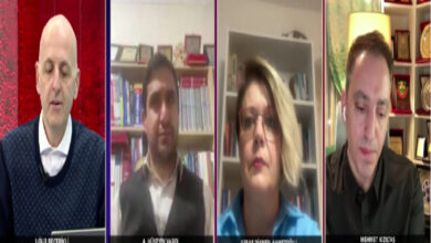 Fotoğrafta, bir televizyon programının yayınına katılan katılımcıların yüzleri gözüküyor. en sol tarafta programın sunucusu Uğur Becerikli ve soldan sağa doğru Av. Hüseyin Varol, Serap Dikmen Ahmetoğlu ve Mehmet Kızıltaş yer alıyor.