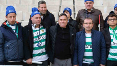 Yıldırım Belediye Başkanı Oktay Yılmaz, Bursaspor taraftarı görme engelli bireyler ile birlikte fotoğraf çekiliyor.