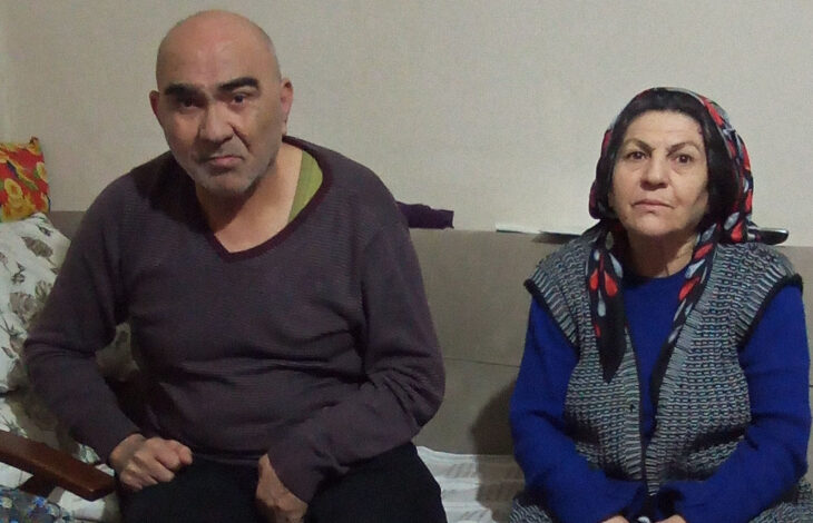 Görselde, bir koltukta oturan Ahmet Tosun ve yanında eşi yer alıyor.