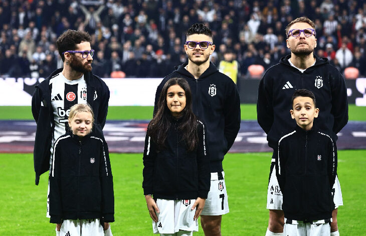 Görselde, Beşiktaşlı futbolcular ve çocuklar, sahada toplu halde duruyor. Futbolcular, farkındalık yaratmak amacıyla mor çerçeveli gözlükler takmış. Arkada dolu tribünler gözüküyor. Bu kare, Beşiktaşlı futbolcuların Türk Epilepsi ile Savaş Derneği tarafından düzenlenen "Epilepsi İçin Bak" farkındalık kampanyasına destek vermek için Trabzonspor maçına mor gözlüklerle çıktıkları anı gösteriyor.