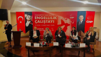 Görselde, Cumhuriyet Halk Partisi'nin düzenlediği "Engellilik Çalıştayı" etkinliğinde bir panel oturumu görülüyor. Arka planda CHP ve Türkiye bayrakları ile Mustafa Kemal Atatürk ve Kemal Kılıçdaroğlu'nun görselleri yer alıyor. Beş panelist sahnede otururken, solda bir kişi işaret diliyle çeviri yapıyor.