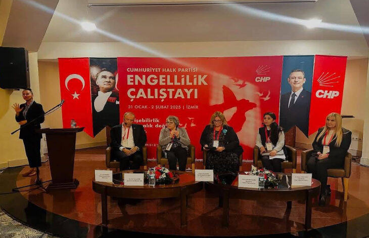 Görselde, Cumhuriyet Halk Partisi'nin düzenlediği "Engellilik Çalıştayı" etkinliğinde bir panel oturumu görülüyor. Arka planda CHP ve Türkiye bayrakları ile Mustafa Kemal Atatürk ve Kemal Kılıçdaroğlu'nun görselleri yer alıyor. Beş panelist sahnede otururken, solda bir kişi işaret diliyle çeviri yapıyor.