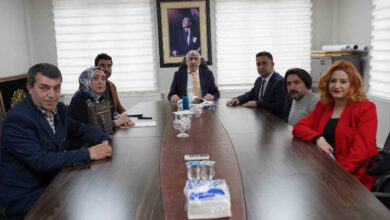 Kâhta Belediye Başkanı Mehmet Can Hallaç’ı, Gaziantep Büyükşehir Belediyesi Engelliler ve Yaşlılar Şube Müdürü Eyyüp Yıldız ve proje ekibi ziyaret ederek istişarelerde bulunuyor.