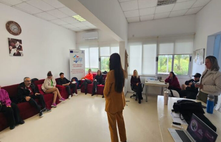 Görselde, bir toplantı odasında oturan katılımcılara sunum yapan bir kişi görülüyor. Kıbrıs Türk Ortopedik Özürlüler Derneği Başkanı Günay Kibrit’in, engelli bireylerin istihdamı konusunda bilgilendirme yaptığı bir etkinlik.
