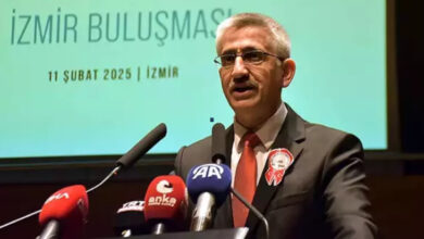 Milli Eğitim Bakan Yardımcısı Nazif Yılmaz, 'Özel Eğitimde İz Bırakanlar İzmir Buluşması' nda sahnede mikrofonların önünde konuşma yapıyor.