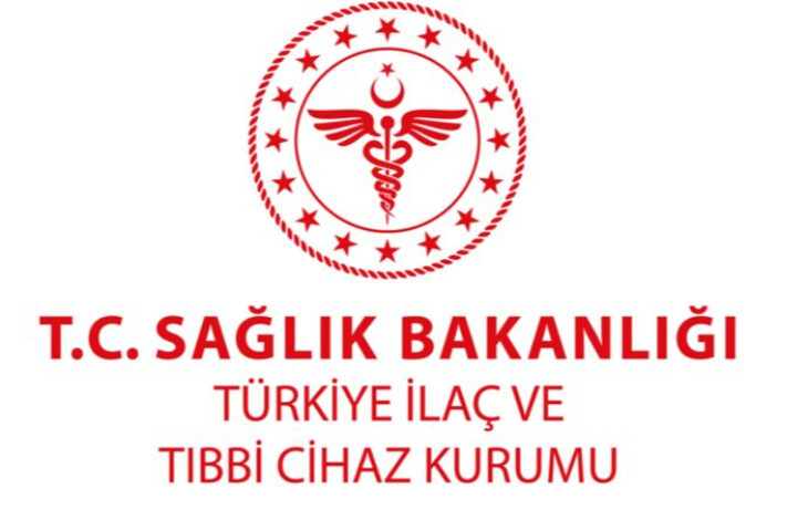 Görselde, Türkiye Cumhuriyeti Sağlık Bakanlığı'na ait bir logo bulunmaktadır. Logonun üst kısmında, içinde 16 yıldız bulunan yuvarlak bir çerçeve yer almakta ve ortasında, kanatlı bir asaya dolanmış yılan figürü ile üzerinde ay-yıldız sembolü bulunmaktadır. Alt kısımda ise kırmızı renkte büyük harflerle "T.C. SAĞLIK BAKANLIĞI" ve bunun hemen altında "TÜRKİYE İLAÇ VE TIBBİ CİHAZ KURUMU" yazıları yer almaktadır