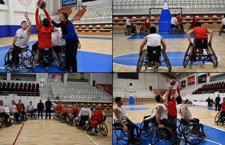 Görselde, tekerlekli sandalye basketbol takımı antrenman yapıyor. Oyuncular sahada aktif bir şekilde mücadele ederken, bazı karelerde takım toplantısı ve koçun yönlendirmeleri de görülüyor.