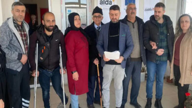 Bu fotoğrafta, Van’da faaliyet gösteren engelli derneklerinin bir araya geldiği bir toplantı anı görülüyor. Görünen kadarıyla, bir açıklama yapılıyor ve katılımcılar arasında çeşitli engel gruplarından bireyler bulunuyor.