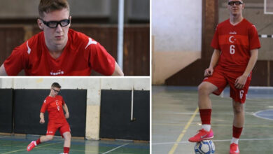 Görselde, kırmızı milli takım forması giyen genç bir sporcu üç farklı açıdan görüntülenmiş. Sporcu, 6 numaralı Türkiye formasını taşıyor ve görme engelliler için tasarlanmış özel gözlükler takıyor. Sol alt karede futbol topuyla hareket ederken, sağ karede ise bir ayağını topun üzerine koyarak poz veriyor. Üst sol karede ise odaklanmış bir yüz ifadesiyle görüntülenmiş.