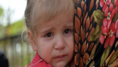 İşitme engelli Kübra Naz Sağın'ın gözleri yaşlı portre fotoğrafı.