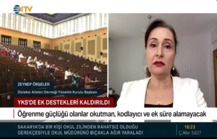 Bu ekran görüntüsü, NTV kanalında yayınlanan bir haber programından alınmış. Haberde, Yükseköğretim Kurumları Sınavı (YKS) kapsamında disleksi, dikkat eksikliği ve hiperaktivite gibi nöroçeşitli bireylere sağlanan ek süre, okutman ve kodlayıcı desteğinin kaldırıldığı belirtiliyor. Görüntüde Disleksi Aileleri Derneği Yönetim Kurulu Başkanı Zeynep Örgeler'in konu hakkında konuştuğu görülüyor.