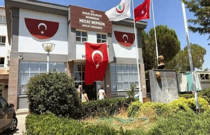 Fotoğrafta, hastanenin dışından çekilmiş ve dışarıda Sağlık Bakanlığı logosunun bulunduğu bayrak ile Türk bayrağı yan yana duruyor. Binanın üzerinde ise yine Türk bayrağı yer alıyor.