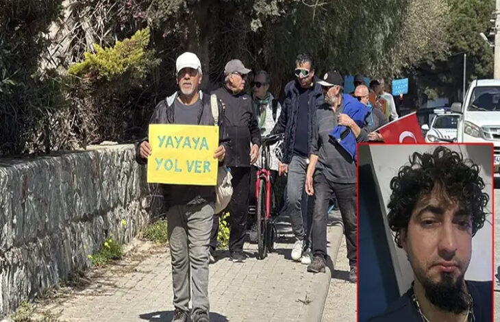 Fotoğrafta, bir grup insan kaldırımda yürüyerek farkındalık etkinliği düzenliyor. Ön sırada beyaz şapkalı bir adam, elinde sarı üzerine mavi harflerle yazılmış "YAYAYA YOL VER" pankartını taşıyor. Arkasında çeşitli yaş gruplarından kişiler bulunuyor; bazıları yürüyerek, bazıları bisikletleriyle ilerliyor. İçlerinden biri Türk bayrağı taşıyor. Yolun kenarında taş bir duvar ve yeşillikler yer alırken, arka planda araç trafiği görülüyor. Sağ alt köşede ise sakallı ve kıvırcık saçlı bir adamın portresi eklenmiş.