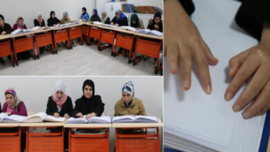 Görselde, bir sınıf ortamında, U düzeninde dizilmiş turuncu sıralarda oturan başörtülü kadınlar, önlerindeki kabartma yazılı kitapları okuyor. Kadınların odaklanmış ifadeleri, Braille alfabesiyle yazılmış metinleri dikkatle takip ettiklerini gösteriyor. Sağ üst köşede yer alan yakın çekim karede ise bir kişinin parmaklarıyla kabartma yazıyı okuyuşu net şekilde görülüyor.