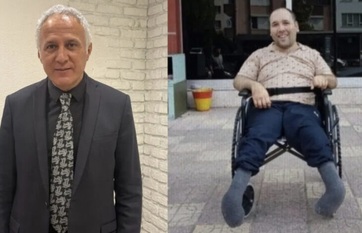 Görsel iki farklı kişinin yan yana getirilmiş fotoğraflarından oluşuyor. Sol tarafta, koyu renk takım elbise ve desenli kravat giymiş, kısa gri saçlı bir adam beyaz tuğla duvar önünde poz veriyor. Sağ tarafta ise açık renkli desenli bir tişört ve koyu pantolon giymiş bir adam, tekerlekli sandalyesinde dış mekânda oturuyor ve gülümsüyor. Arka planda binalar ve saksılar görünüyor.
