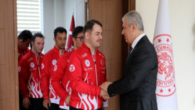 Konya Valisi İbrahim Akın, Down Sendromlular Futsal Milli Takımını kapıda karşılıyor.