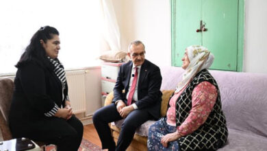 Bu görselde, Vali Seddar Yavuz ve eşi Selda Yavuz'un, Battalgazi ilçesi Beylerbaşı Mahallesi'nde engelli, yaşlı ve ekonomik zorluk yaşayan aileleri ziyaret ettiği an görülüyor. Vali Yavuz ve eşi, ev halkıyla sıcak bir sohbet gerçekleştirirken, toplumsal dayanışma ve sosyal destek çalışmaları kapsamında bu tür ziyaretlerin önemli olduğu vurgulanıyor.