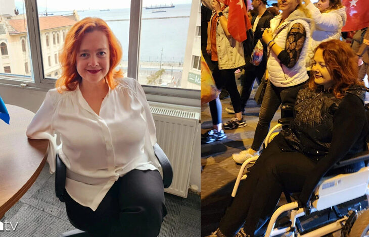 Görsel, iki farklı ortamda çekilmiş iki fotoğrafı bir araya getirmektedir. Sol tarafta, kırmızı saçlı bir kadın, beyaz bir bluz ve siyah pantolon giymiş halde ofis ortamında bir sandalyeye oturmuş, gülümseyerek kameraya bakmaktadır. Arka planda deniz manzarası ve bazı binalar görünmektedir. Sağ tarafta ise aynı kadın, gece vakti bir etkinlikte tekerlekli sandalyeyle ilerlemektedir. Etrafında Türk bayrakları taşıyan insanlar bulunmaktadır.
