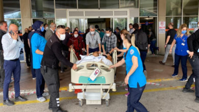 Hastane personelleri sedyede bulunan hastayı tahliye ediyor.