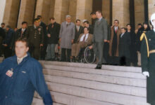 Görselde Ahmet Faruk Öztimur ile birlikte beraberinde yürüyen kişiler yüksek bir merdivenden aşağı inmeye çalışıyor. Öztimur tekerlekli sandalye üzerinde oturuyor.