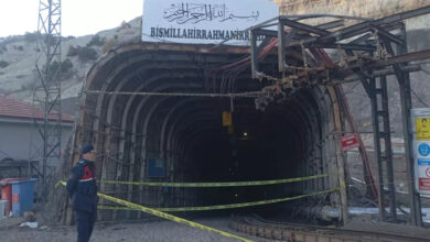 Bismillahirrahmanirrahim yazılı maden ocağı girişinde jandarma personeli bulunuyor.