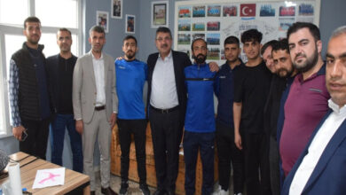 AK Parti Batman Milletvekili Ferhat Nasıroğlu, işitme engelli sporcularla poz veriyor.