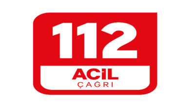 Bu görselde, Türkiye'de acil durumlar için kullanılan “112 Acil Çağrı” hattının logosu yer alıyor. Kırmızı zemin üzerine beyaz renkle büyük puntolarla “112” yazılmış; alt kısmında ise “ACİL ÇAĞRI” ifadesi yer almakta.