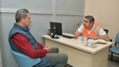 İstihdam merkezi personeli erkek ile görüşen engelli erkek birey.