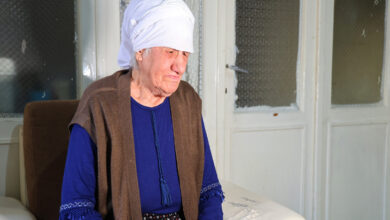 Evden çıkarılacak görme engelli Emine Karakaya.