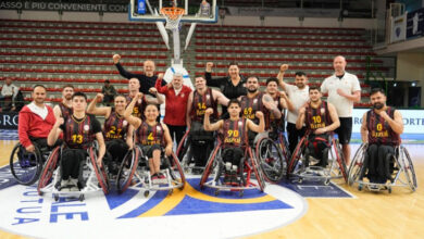 Galatasaray Fuzul Tekerlekli Sandalye Basketbol Takımı ve teknik heyet kol kaslarını sıkarak güç pozu veriyor.
