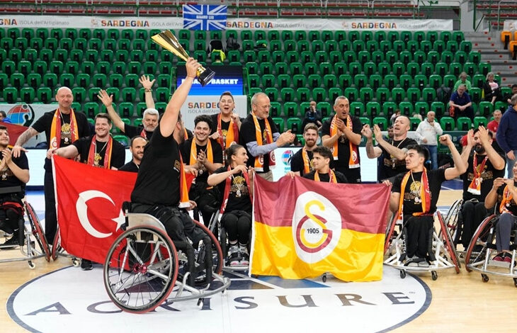 Galatasaray Fuzul Tekerlekli Sandalye Erkek Basketbol Takımı sporcuları kazandıkları kupayı havaya kaldırarak sevinç gösterisi yapıyorlar.